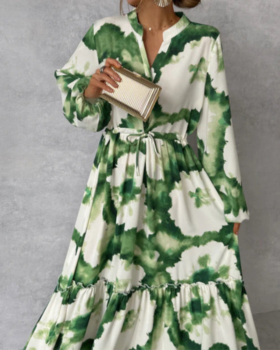 Elegant tie-dye klänning med patchwork dragsko och ballongärm