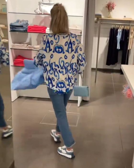 Elegant långärmad topp med tryckt V-ringning