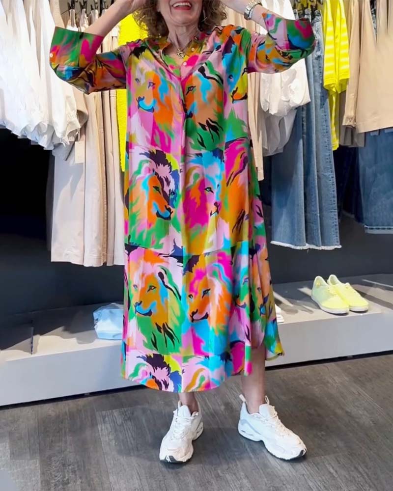 Klänning med färgstarkt tryck och fickor