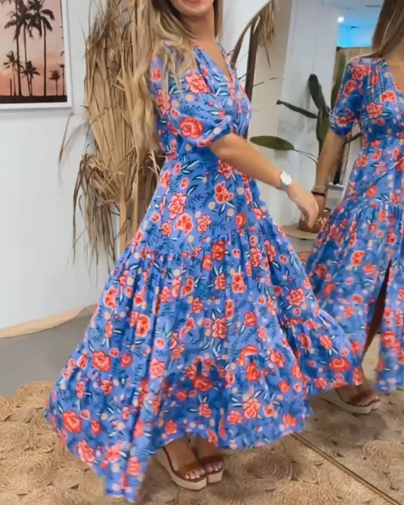 Klänning med rosentryck och slitsar