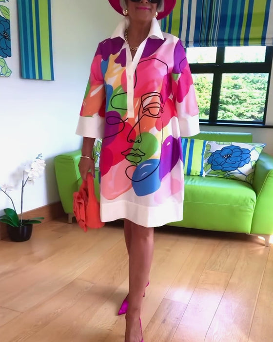 Lapelfärgad klänning med porträtttryck