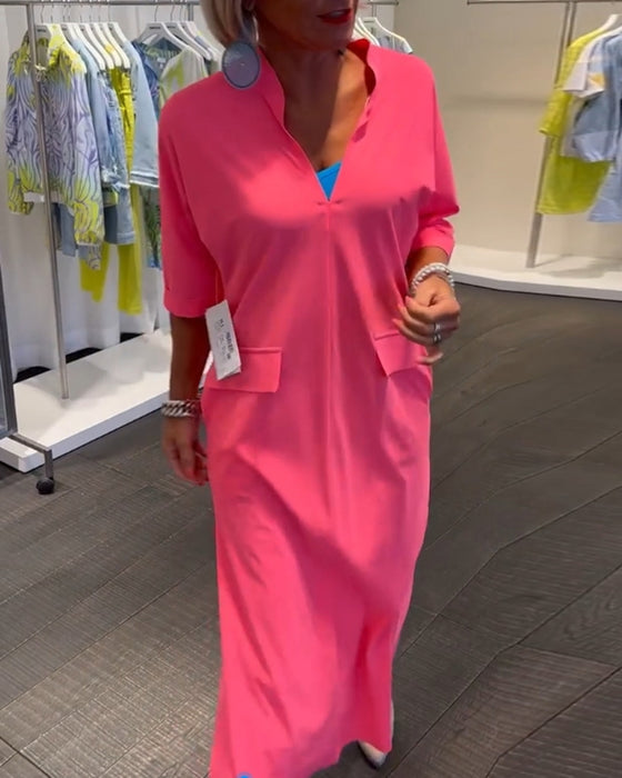 Enfärgad klänning med V-ringad slits