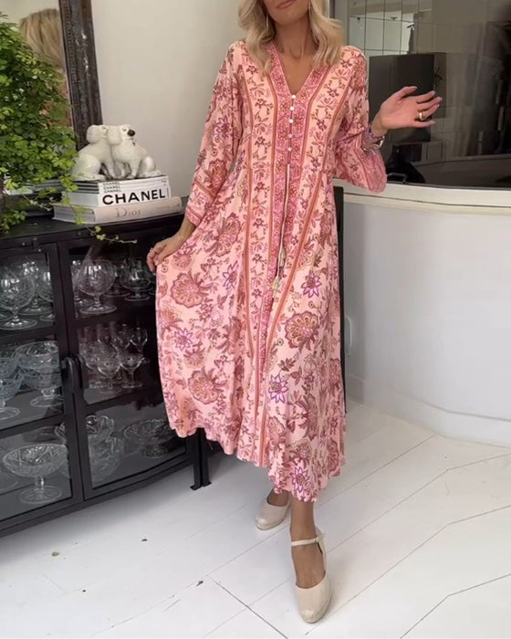 Elegant tryckt klänning med V-ringad dragsko