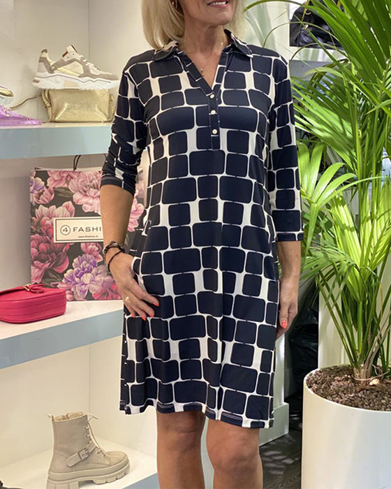 Klänning med uppfällbar krage och rutigt tryck