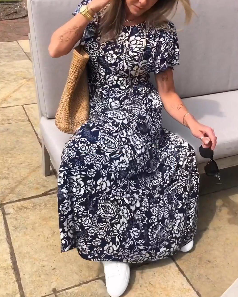 Kortärmad långklänning med blommönster