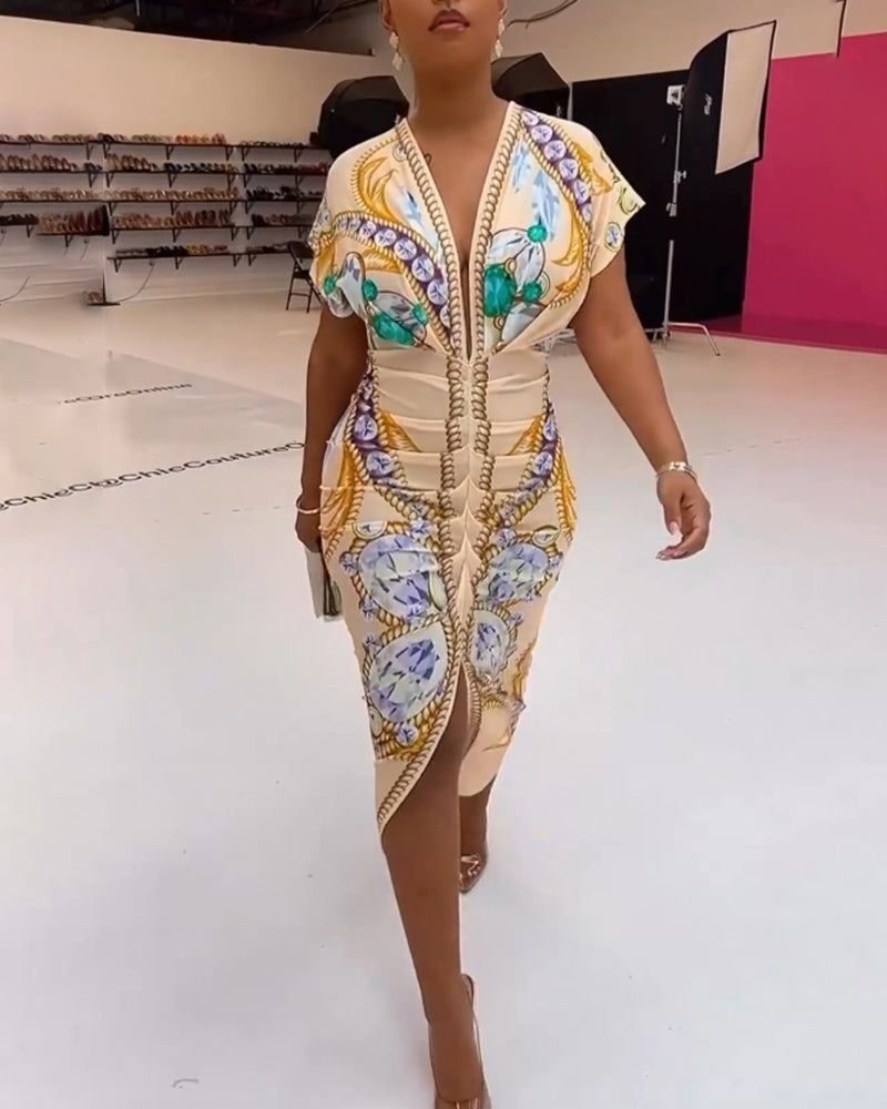 Klänning med djup V-slits i midjan