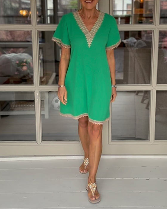 Elegant klänning i spets med V-ringad panel