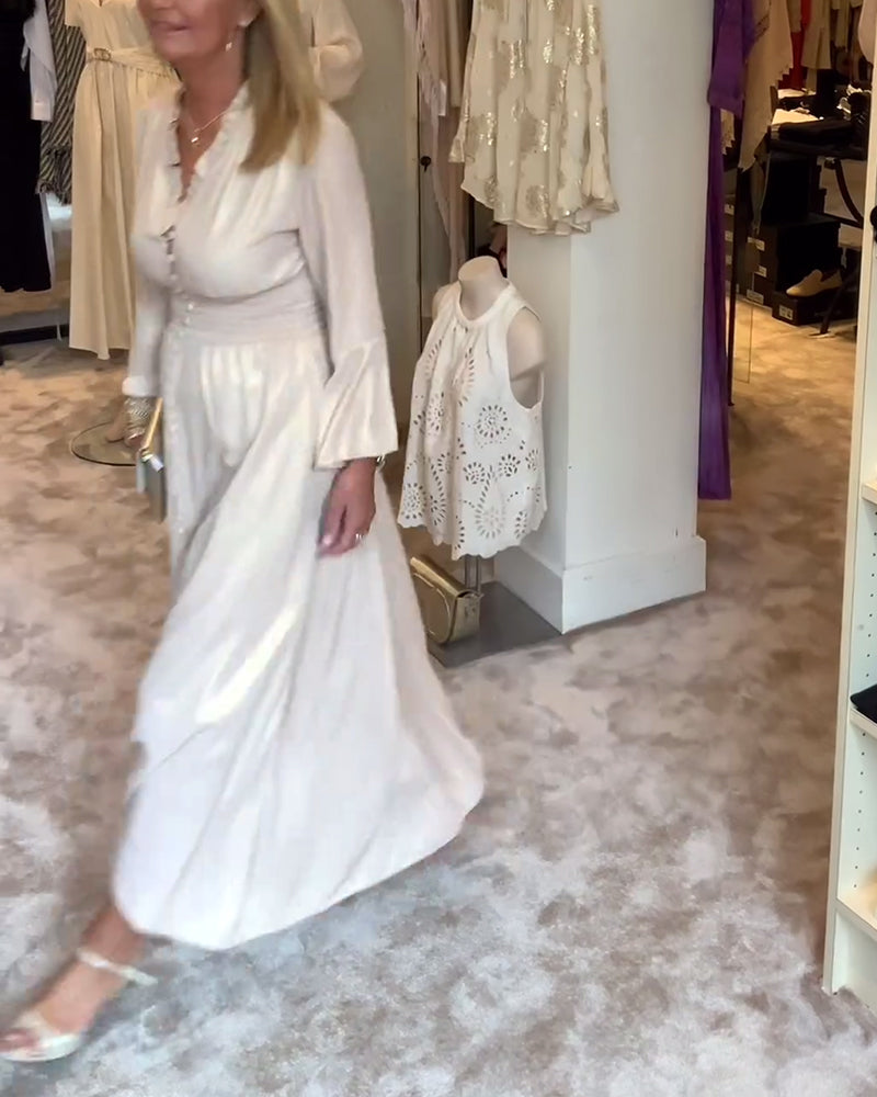 Lång klänning i spetskrage med knäppning i midjan