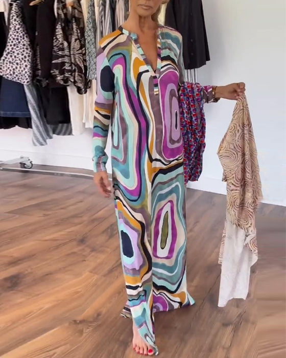 Djupt V-tryckt klänning med lång fåll