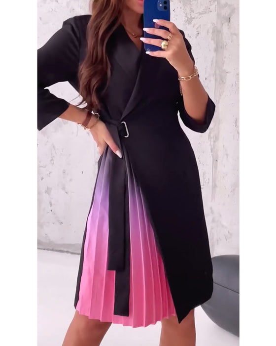 Fashionabla lapel-veckad klänning med snörning