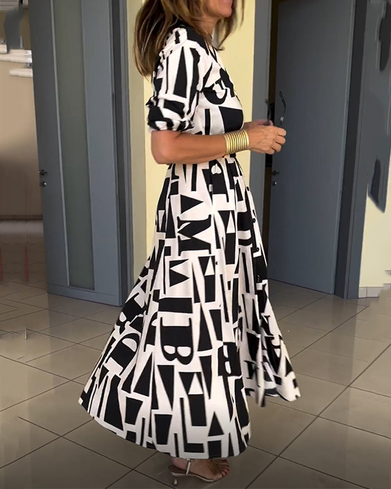 Klänning med geometriskt tryck och lös passform