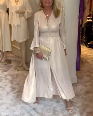 Lång klänning i spetskrage med knäppning i midjan