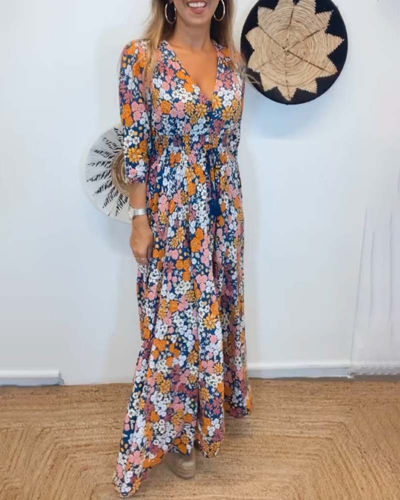 Klänning med djup V-ringning och blommig