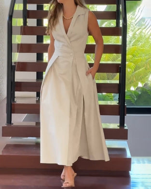 Elegant enfärgad klänning utan ärmslag