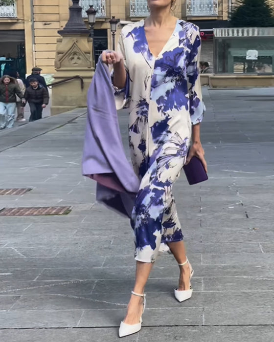 Elegant V-ringad klänning med tryck