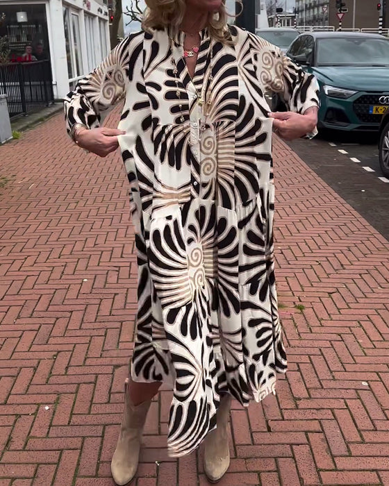 Klänning med V-ringning och utsvängda ärmar