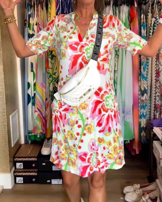 Klänning med korta ärmar, blommigt tryck och V-ringning