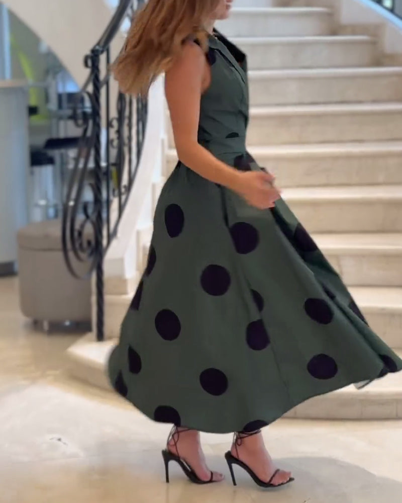 Elegant enfärgad klänning utan ärmslag