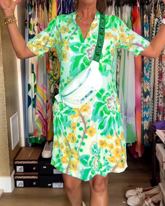 Klänning med korta ärmar, blommigt tryck och V-ringning