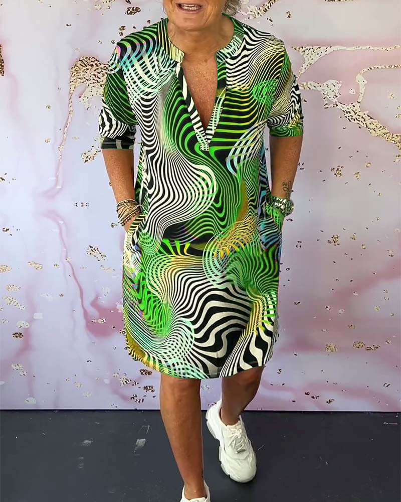 Färgglad tryckt fickklänning med V-ringning och halvärm