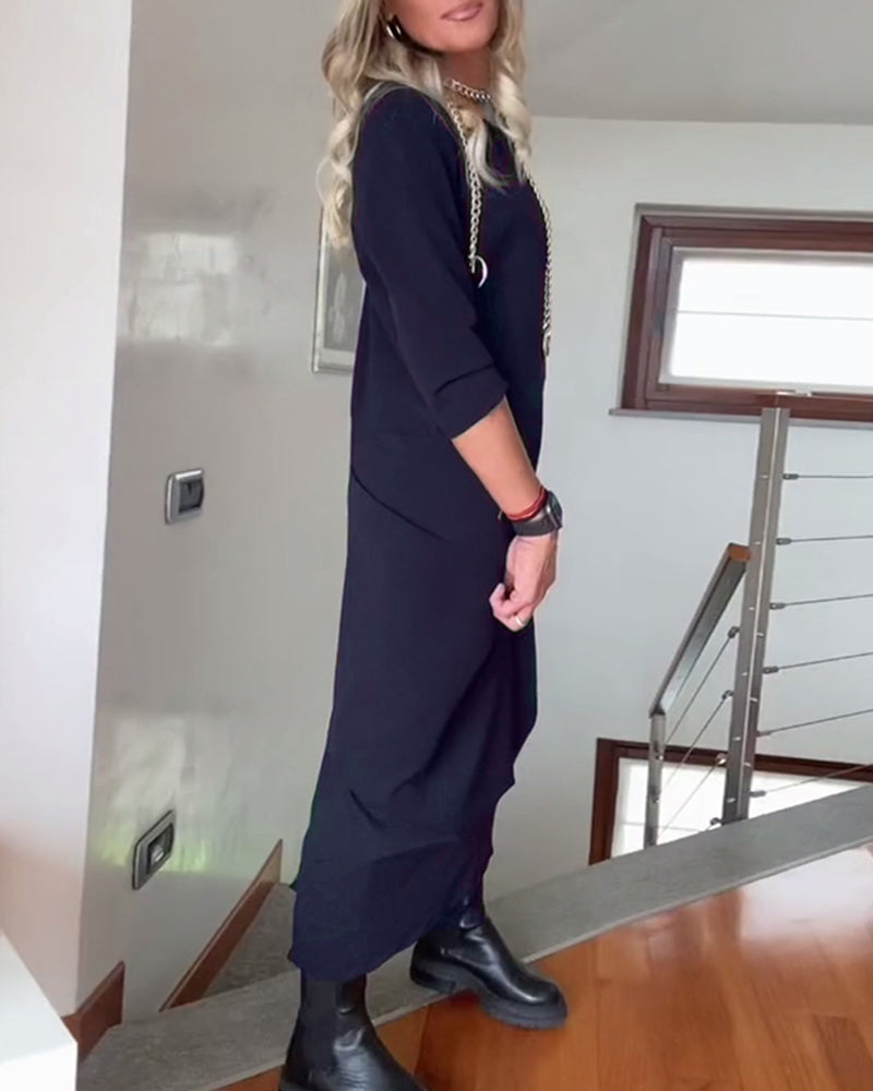 Elegant klänning i enfärgad plisserad rund hals