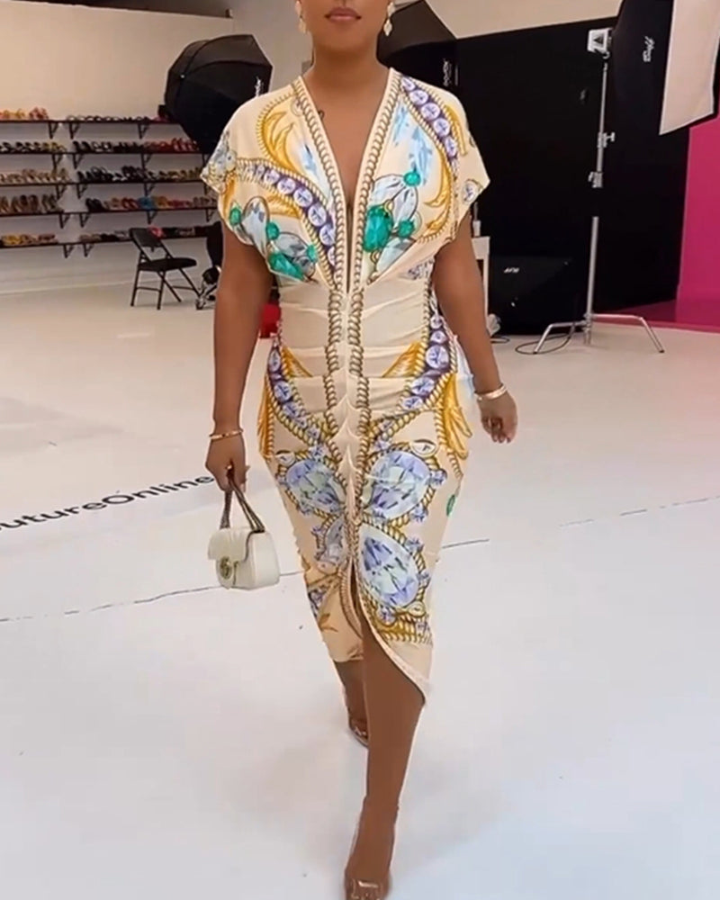 Klänning med djup V-slits i midjan