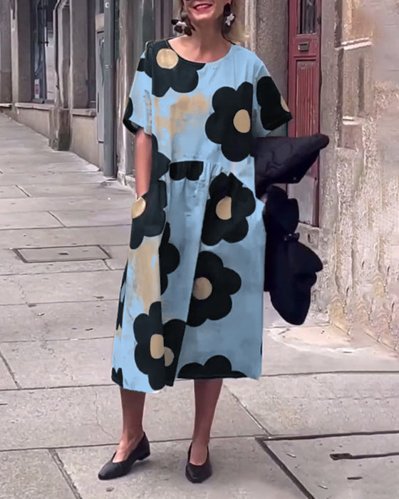 Lös klänning med blommönster med rund halsficka