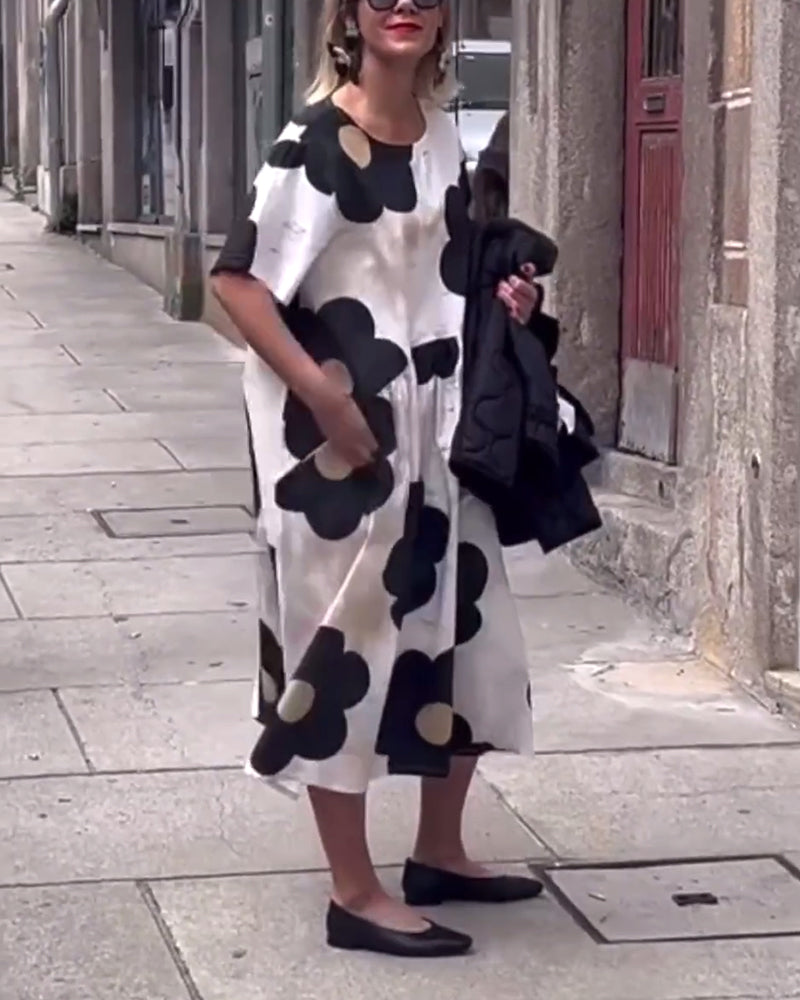 Lös klänning med blommönster med rund halsficka