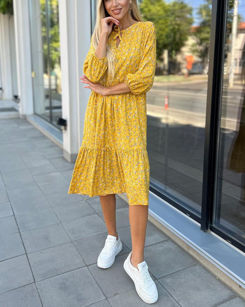 Fräsch blommig veckad vardagsklänning