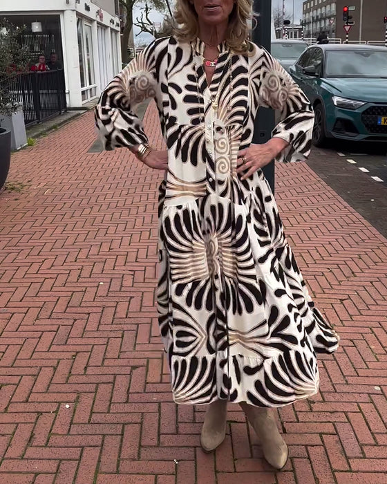 Klänning med V-ringning och utsvängda ärmar