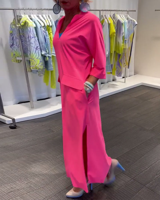 Enfärgad klänning med V-ringad slits