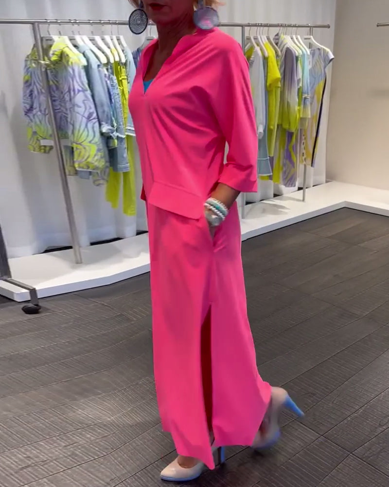 Enfärgad klänning med V-ringad slits