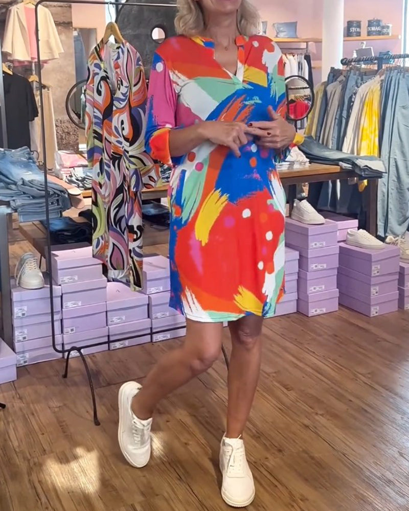 Färgglad V-ringad elegant klänning med tryck