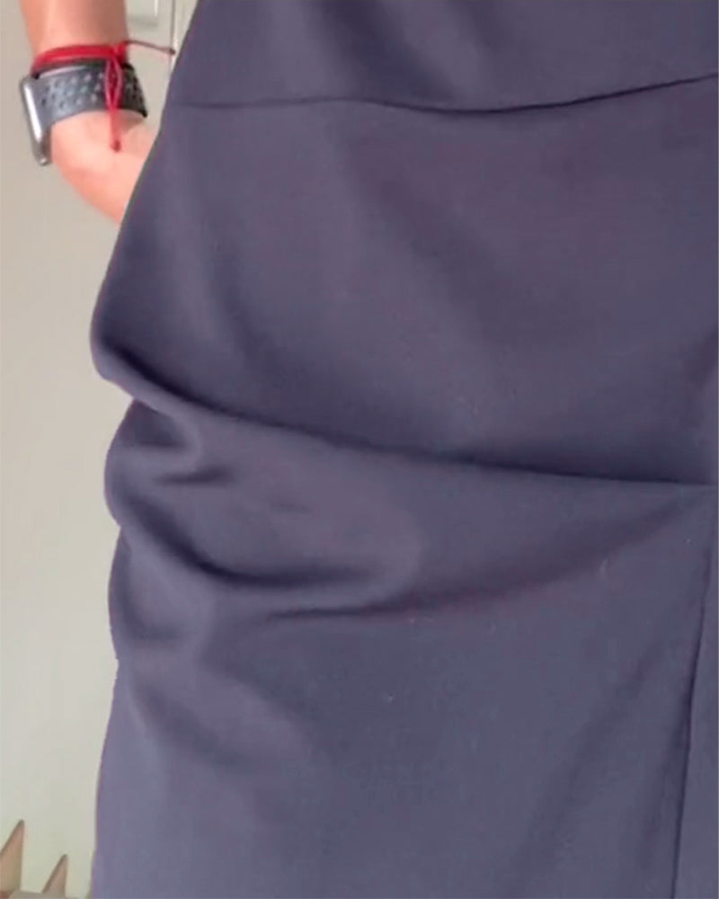 Elegant klänning i enfärgad plisserad rund hals