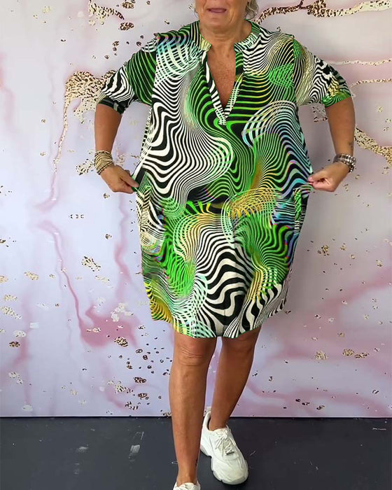 Färgglad tryckt fickklänning med V-ringning och halvärm