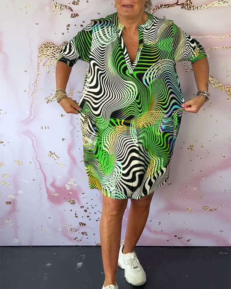 Färgglad tryckt fickklänning med V-ringning och halvärm