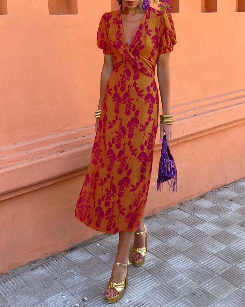 Elegant lövtryckt A-linje klänning med djupt V och puffärm