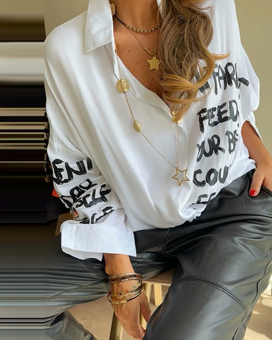 Lös ledig skjorta med bokstavstryck