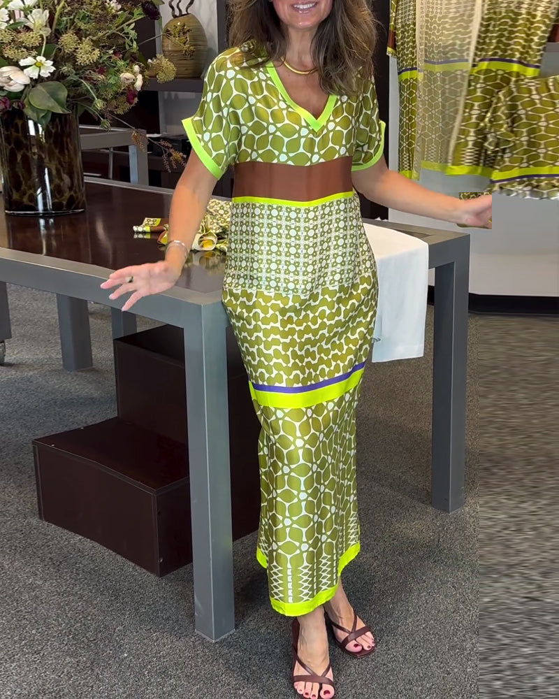 Kortärmad långklänning med V-ringning och kontrasttryck