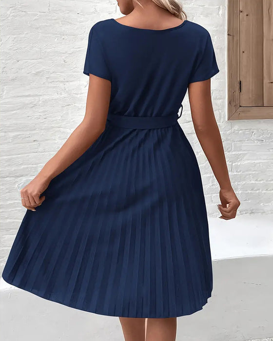 Enfärgad plisserad elegant klänning med axelband