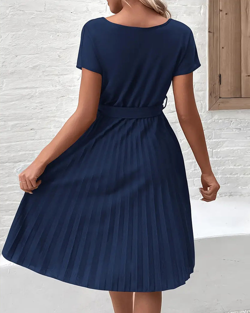 Enfärgad plisserad elegant klänning med axelband