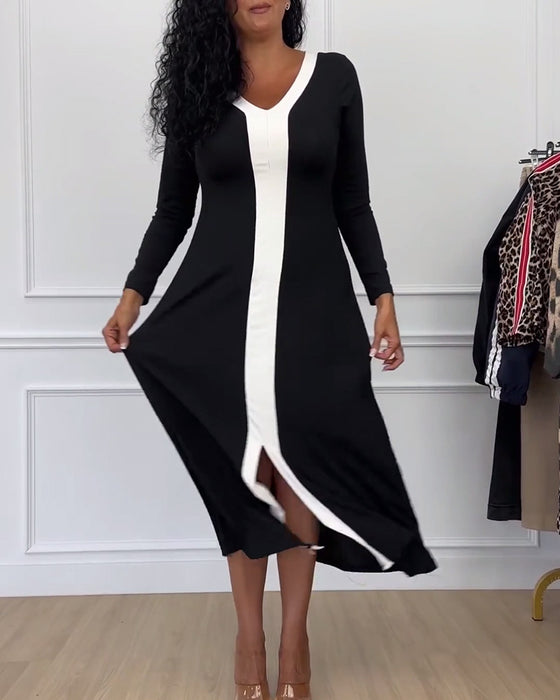 Elegant klänning med v-ringad slits i kontrastfärg
