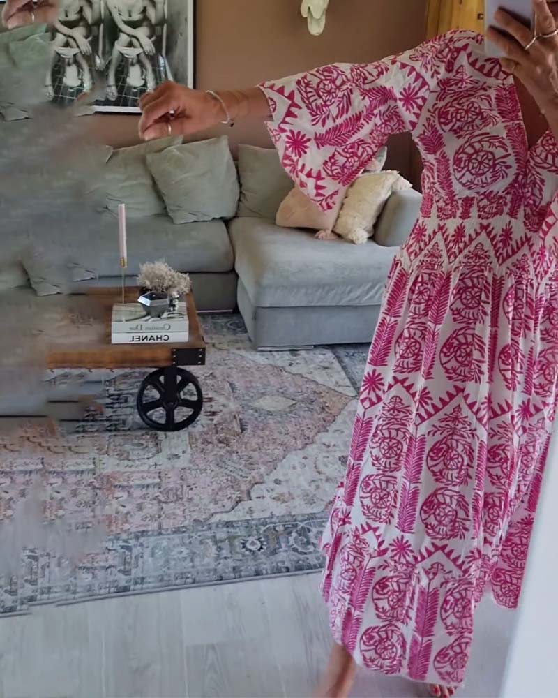 Elegant tryckt klänning med V-ringad veck och bell-sleeve