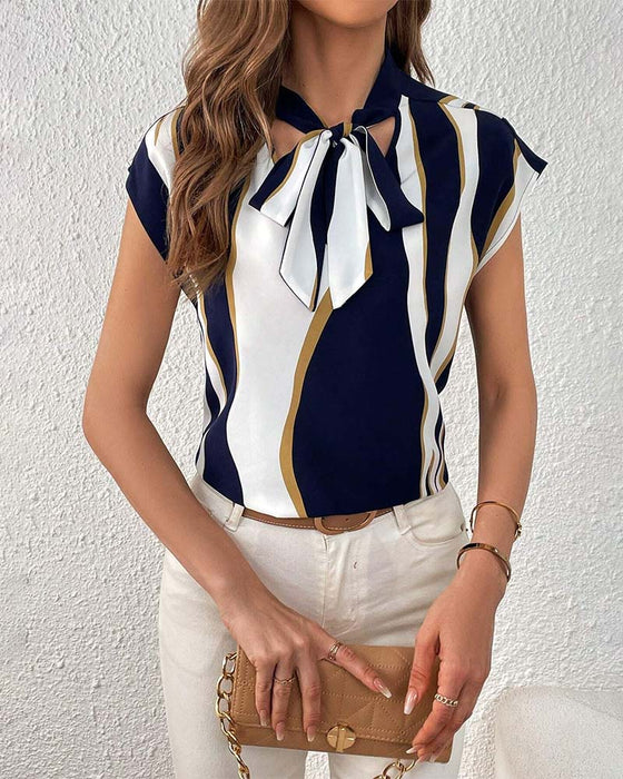 Kortärmad blus med snörning i kontrasttryck