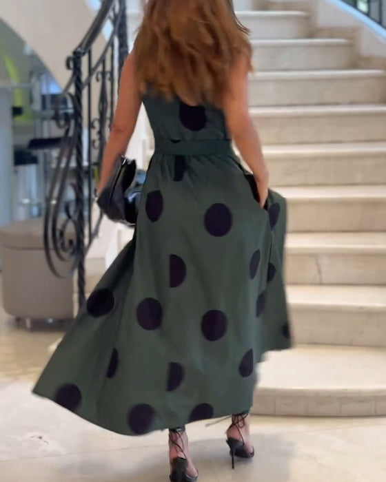 Elegant enfärgad klänning utan ärmslag