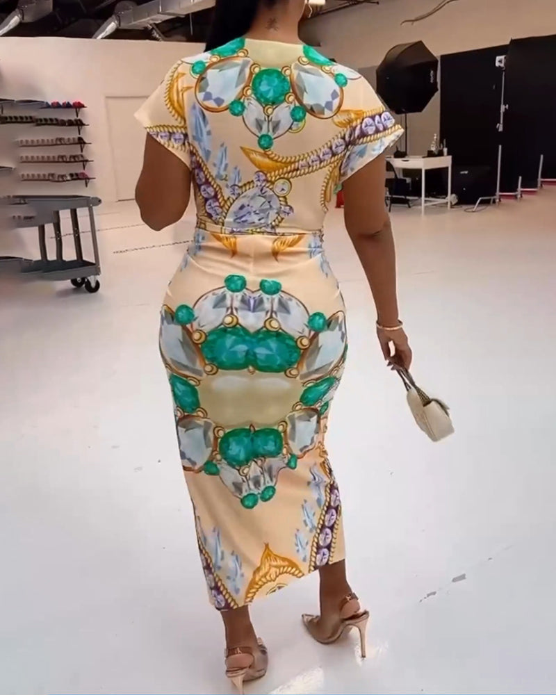 Klänning med djup V-slits i midjan