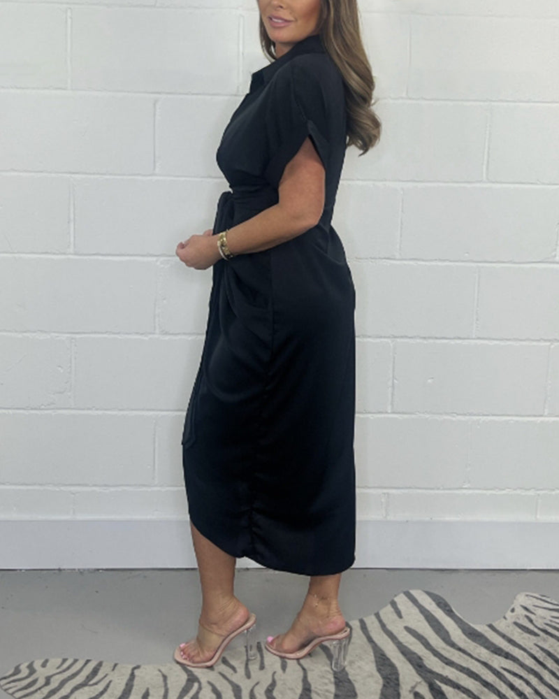 Elegant plisserad klänning med skjorthals