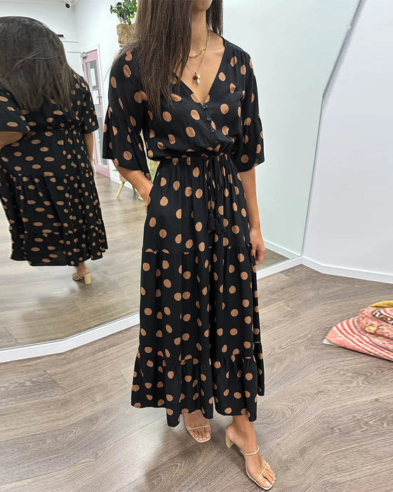 Casual prickig klänning med axelband