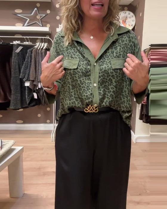 Casual skjorta med knäppning i leopardmönstret