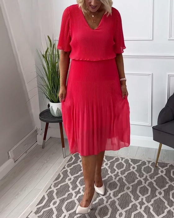 Casual enfärgad plisserad klänning med V-ringning och halvärm